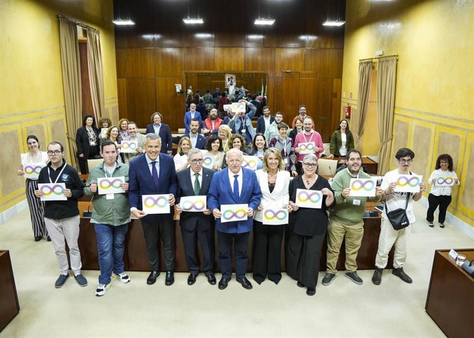 El presidente del Parlamento, Jesús Aguirre, en el centro de la imagen con motivo de la lectura del manifiesto titulado 'No invisibles: por los derechos y la inclusión de las personas autistas'.