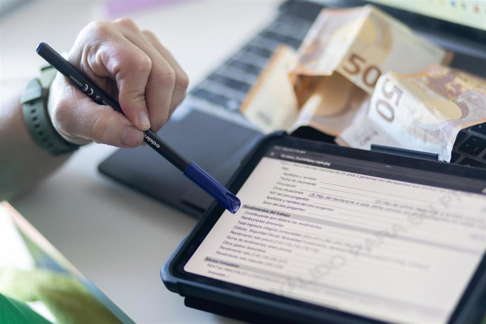 Archivo - Vista de la declaración de la renta en una tablet