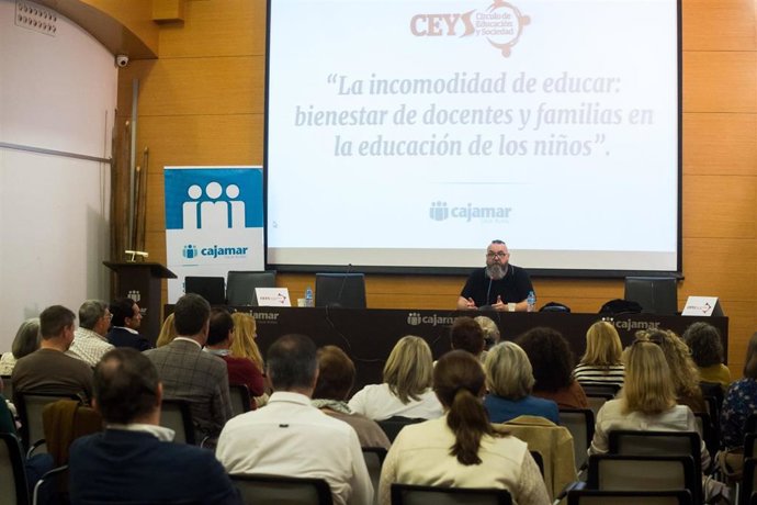 El filósofo y divulgador David Pastor Vico dirigiendo la sesión 'La incomodidad de educar: bienestar de docentes y familias en la educación de los niños'.