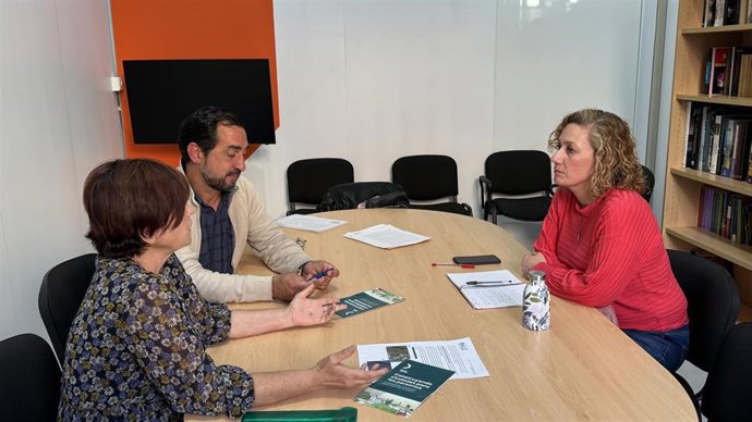 Reunión de la edil de Podemos Sevilla, Susana Hornillo, con vecinos por el proyecto de Cortijo del Cuarto.