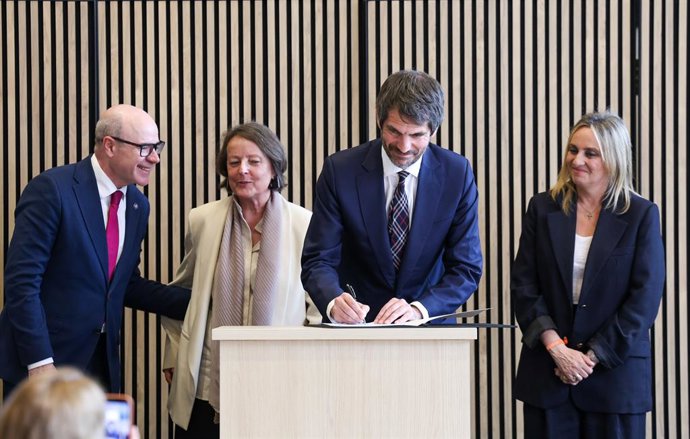 El  ministro de Cultura, Ernest Urtasun (2d), acompañado de la alcaldesa de Granada, Marifrán Carazo (d), el rector de la Universidad de Granada, Pedro Mercado (i), y la presidenta de la Fundación Archivo Manuel de Falla, Elena García de Paredes de Falla 