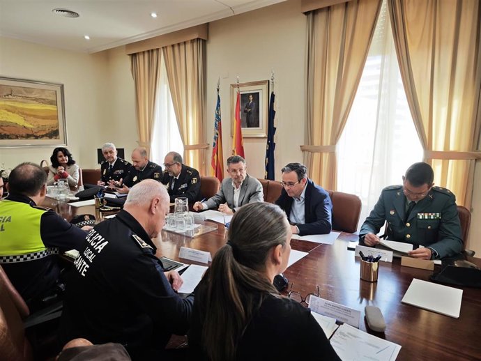El subdelegado del Gobierno en Alicante, Manuel Pineda (c), preside la reunión de coordinación del dispositivo de seguridad de la Romería de la Santa Faz de 2026