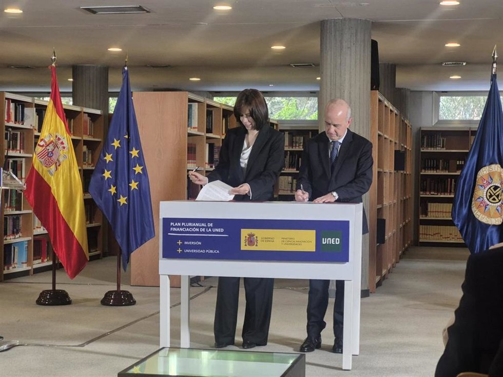 La ministra de Ciencia, Innovación y Universidades, Diana Morant, y el rector de la Universidad Nacional de Educación a Distancia (UNED), Ricardo Mairal.