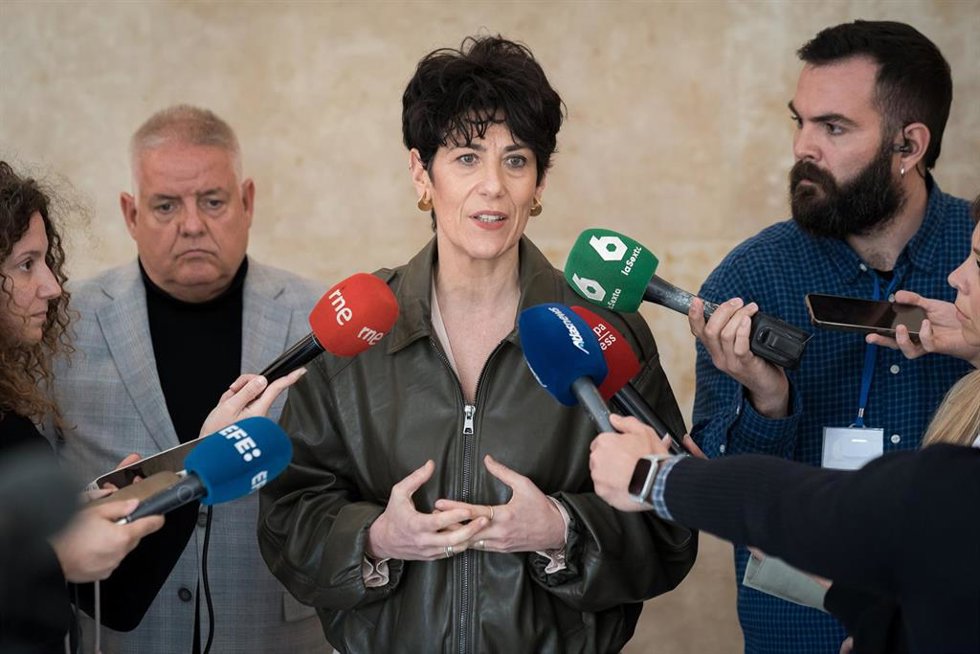 La ministra de Inclusión, Seguridad Social y Migraciones, Elma Saiz, atiende a los medios tras su reunión con representantes de la Red Europea de Lucha contra la Pobreza y la Exclusión Social (EAPN)