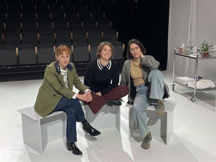 La directora Victoria Szpunberg, la actriz Maria Rodriguez Soto y la escritora Eva Baltasar, en la presentación de la adaptación teatral de 'Permagel'