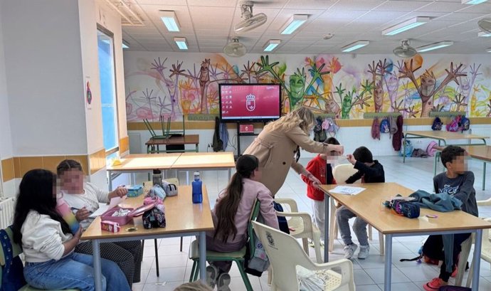 La concejala del área, María del Mar Pérez, durante la clausura de la escuela en el colegio de El Mirador