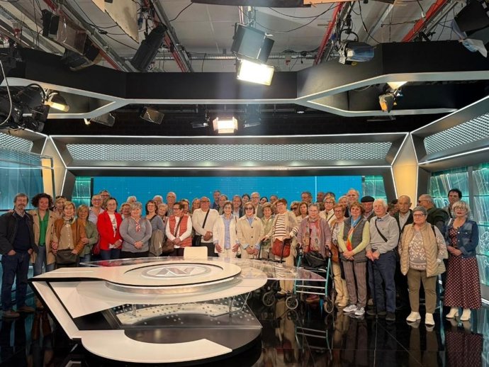 Visita de personas mayores a la instalaciones de IB3.