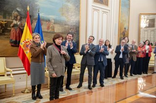 Isabel Loranca recibe la Encomienda con Placa de la Orden Civil de Alfonso X el Sabio.