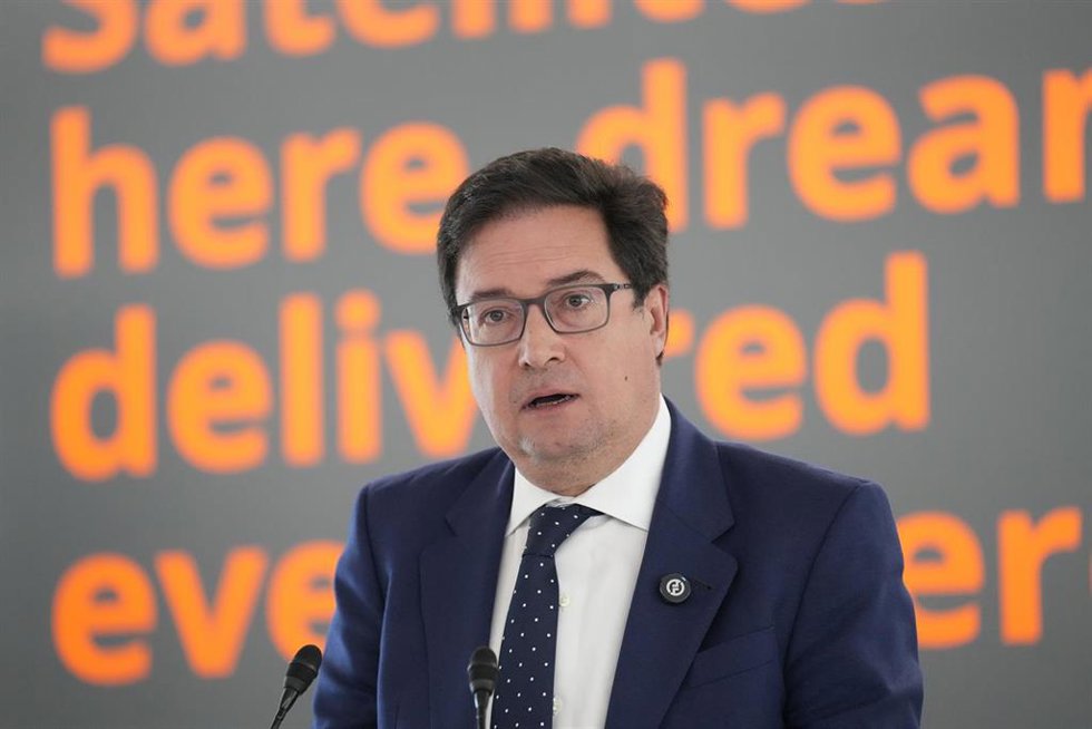 El ministro para la Transformación Digital, Óscar López, durante una visita a Sateliot, a 8 de abril de 2026, en Barcelona, Catalunya (España).