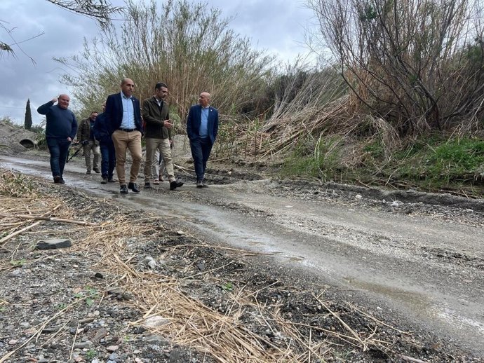 El consejero andaluz de Agricultura visita caminos rurales de Huércal-Overa (Almería) donde se acometerán arreglos tras el paso de las borrascas. (Foto de archivo).