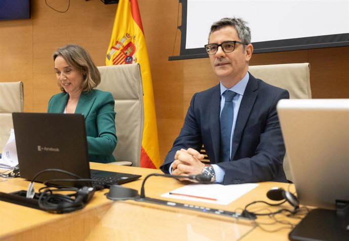 El ministro de Presidencia, Justicia y Relaciones con las Cortes, Félix Bolaños, y la vicesecretaria de Regeneración Institucional del PP, Cuca Gamarra, durante la Comisión Constitucional.