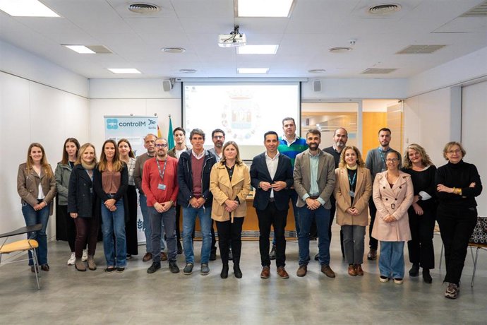Foto de familia de la reunión técnica de seguimiento del plan contra los mosquitos del VNO.