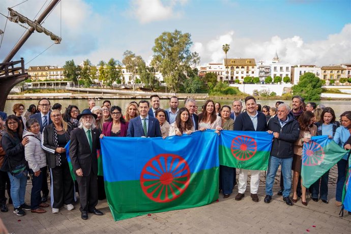 El presidente de la Junta de Andalucía, Juanma Moreno (6i), saluda a su llegada para participar en el acto conmemorativo del Día Internacional del Pueblo Gitano. A 8 de abril de 2026 en Sevilla, Andalucía (España). 