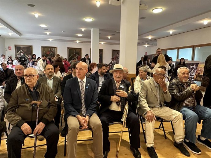 El alcalde de León, José Antonio Diez (segundo por la izquierda), junto a representantes de la comunidad gitana de la ciudad de León, durante la celebración del Día del Pueblo Gitano.