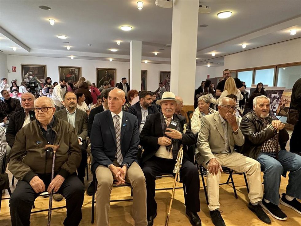 El alcalde de León, José Antonio Diez (segundo por la izquierda), junto a representantes de la comunidad gitana de la ciudad de León, durante la celebración del Día del Pueblo Gitano.