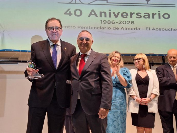 El secretario general de Instituciones Penitenciarias, Ángel Luis Ortiz, posa junto a uno de los homenajeados durante el acto del 40 aniversario del Centro Penitenciario El Acebuche, en Almería.