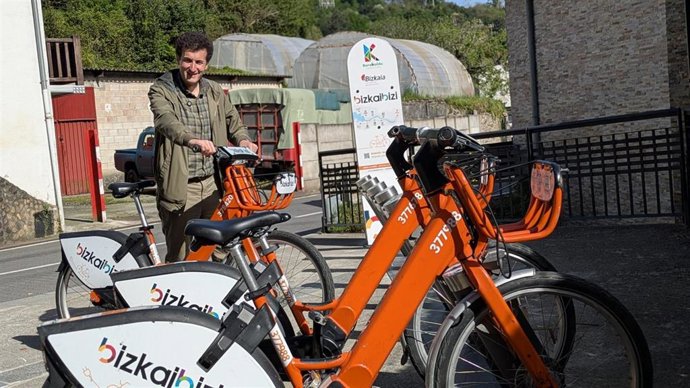 El concejal de Alcaldía de Barakaldo, Gorka Zubiaurre, junto a una estación de Bizkaibizi
