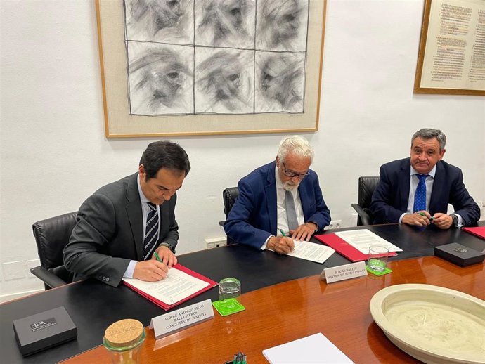 El consejero de Justicia, Administración Local y Función Pública, José Antonio Nieto; el director del IAAP, José Loaiza; y el Defensor del Pueblo Andaluz en funciones, Jesús Maeztu.