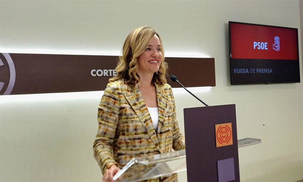 La portavoz del Grupo Parlamentario Socialista, Pilar Alegría, critica que un presidente en funciones, que tiene a la Comunidad Autónoma paralizada, salga de su hibernación para anunciar la privatización de una etapa educativa no obligatoria.