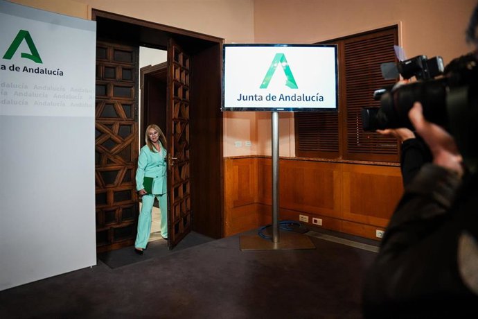 La consejera de Economía, Hacienda, Fondos Europeos y Diálogo Social de la Junta de Andalucía y portavoz del Gobierno, Carolina España, a su llegada a la rueda de prensa posterior a la reunión semanal del Consejo de Gobierno. A 8 de abril de 2026 en Sevil