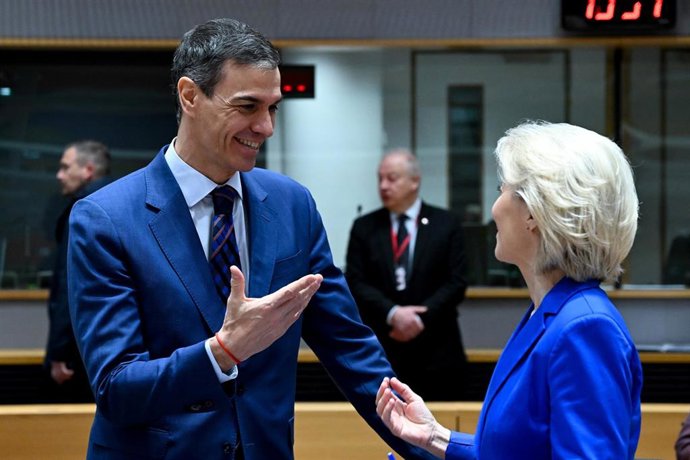 El presidente del Gobierno, Pedro Sánchez, conversa con la presidenta de la Comisión Europea, Ursula von der Leyen, durante la reunión del Consejo Europeo, a 19 de marzo de 2026, en Bruselas (Bélgica). 