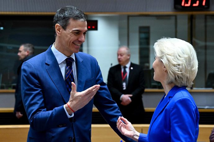 El presidente del Gobierno, Pedro Sánchez, conversa con la presidenta de la Comisión Europea, Ursula von der Leyen, durante la reunión del Consejo Europeo, a 19 de marzo de 2026, en Bruselas (Bélgica). Sánchez afronta la primera jornada de trabajo junto a