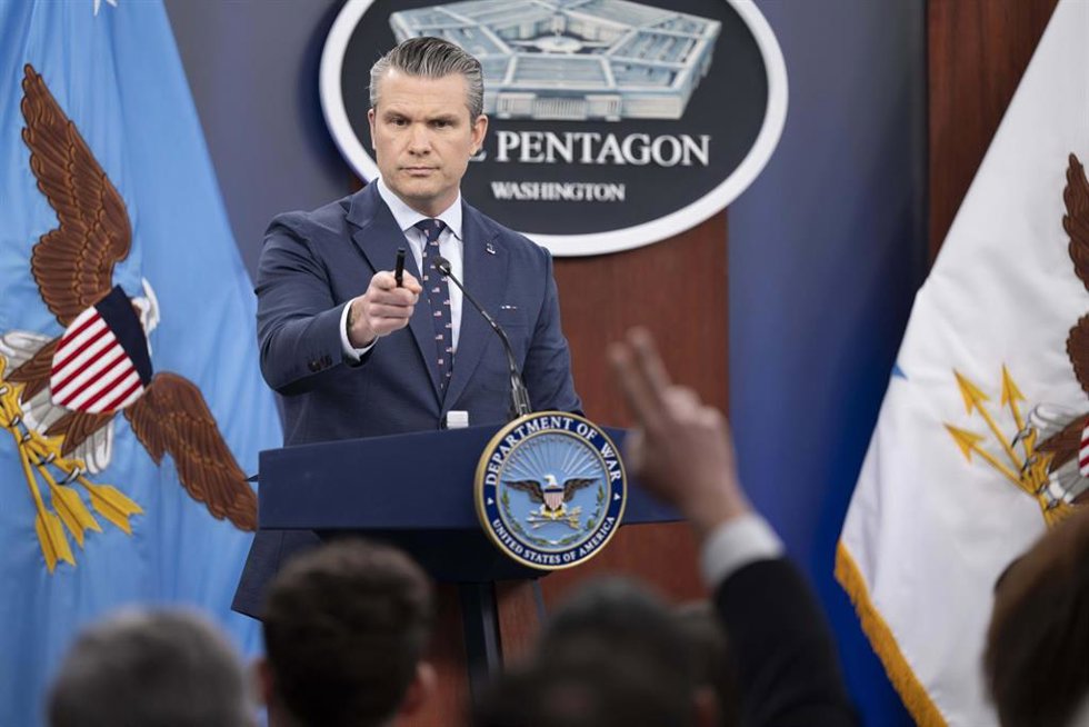 El secretario de Defensa de EEUU, Pete Hegseth, en rueda de prensa desde el Pentágono.