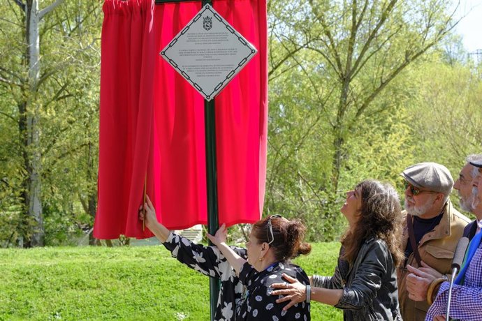 El Ayuntamiento de Pamplona reconoce al pueblo gitano y su legado en la ciudad con dos placas conmemorativas