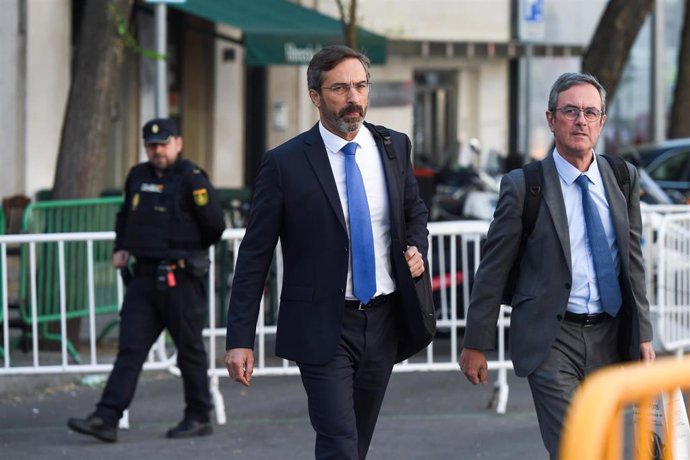 Archivo - El senador de Coalición Canaria Pedro Manuel Sanginés (i) llega a declarar de forma voluntaria al Tribunal Supremo (TS), a 16 de abril de 2024, en Madrid (España).