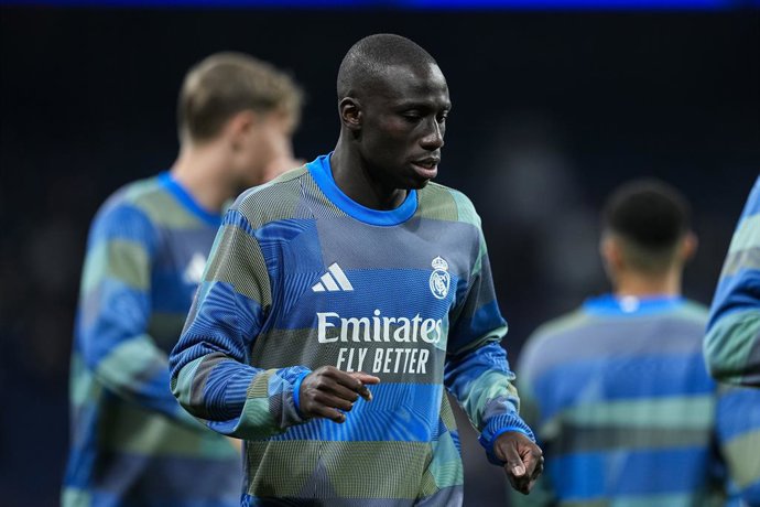 Ferland Mendy, do Real Madrid CF, realiza o aquecimento durante a partida de ida das oitavas de final da Liga dos Campeões da UEFA 2025/26 entre o Real Madrid CF e o Manchester City, no Estádio Bernabéu, em 11 de março de 2026, em Madri, Espanha.
