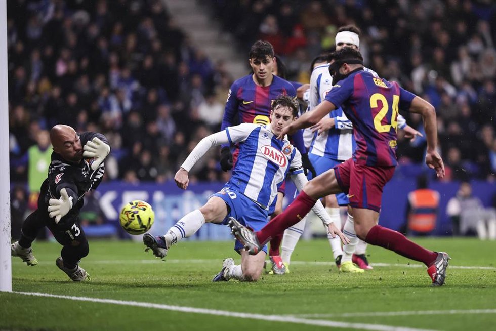 Archivo - Pol Lozano se lanza a interceptar un disparo de Eric Garcia en el RCD Espanyol-FC Barcelona de LaLiga EA Sports 25-26