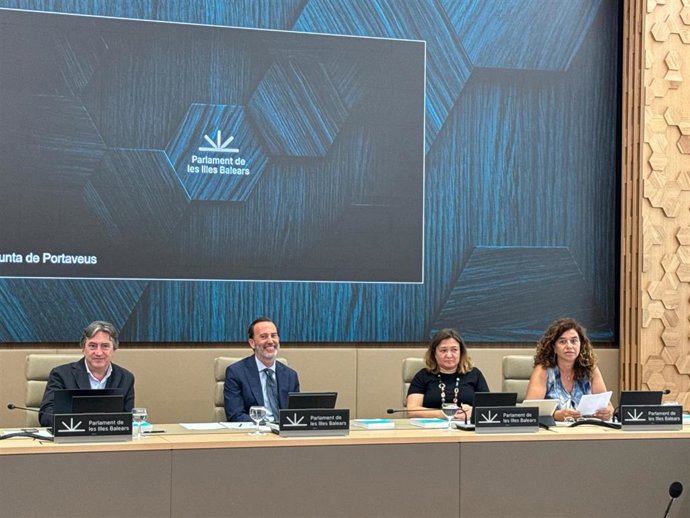 Archivo - El presidente del Parlament, Gabriel Le Senne, acompañado de los miembros de la Mesa Mauricio Rovira, Mercedes Garrido y Pilar Costa.