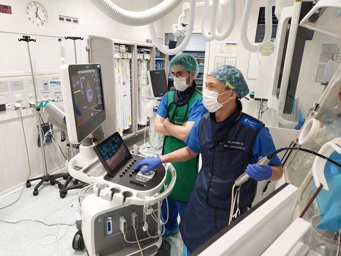 Los profesionales de Sant Pau durante la intervención.