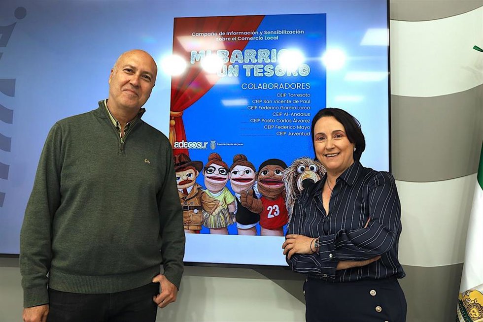 La delegada de Educación, Formación Profesional, Universidades, Empleo, Comercio y Consumo en el Ayuntamiento de Jerez de la Frontera (Cádiz), Nela García, junto al presidente de Adecosur, Juan García, presentando la iniciativa 'Mi comercio, mi tesoro'.