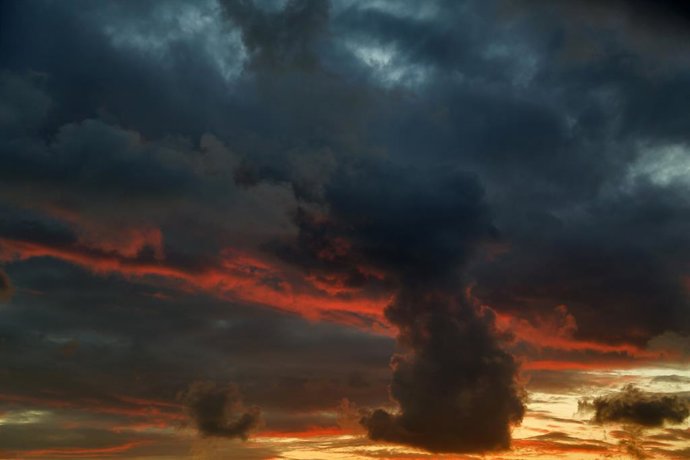 5 de abril de 2026, Líbano, Beirute: Nuvens negras pairam sobre um subúrbio ao sul de Beirute, um reduto do Hezbollah, ao pôr do sol, após um dia de ataques aéreos israelenses contra supostas posições do grupo pró-iraniano. Os ataques israelenses em todo 