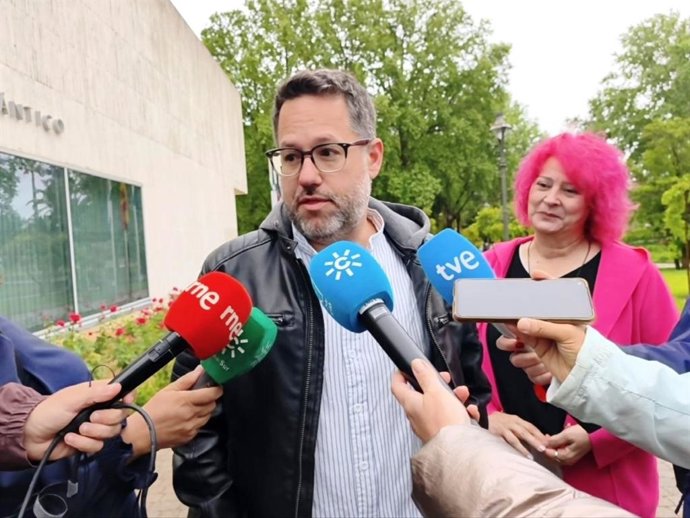 El candidato de Adelante Andalucía a la Presidencia de la Junta, José Ignacio García, este miércoles en declaraciones a los medios en Córdoba.