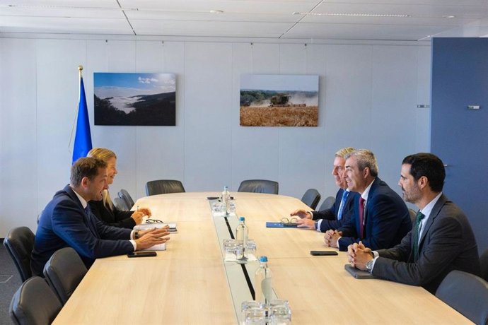 Reunión del vicepresidente del Gobierno de Canarias, Manuel Domínguez, con el comisario europeo de Agricultura y Alimentación, Christophe Hansen