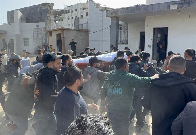 6 de abril de 2026, Cidade de Gaza, Faixa de Gaza, Território Palestino: Palestinos se despedem dos corpos de dois cidadãos mortos em ataques aéreos israelenses na noite passada na Cidade de Gaza. 6 de abril de 2026, Imagem: 1088978835, Licença: Direitos 