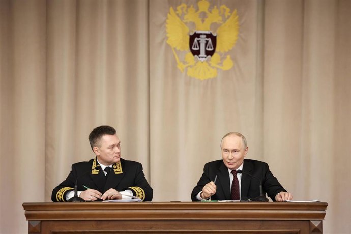 Archivo - El fiscal general de Rusia, Igor Krasnov (izquierda), y el presidente de Rusia, Vladimir Putin, asisten a la reunión anual de jueces de tribunales de jurisdicción general, tribunales de arbitraje y tribunales militares de Rusia en el Tribunal Su