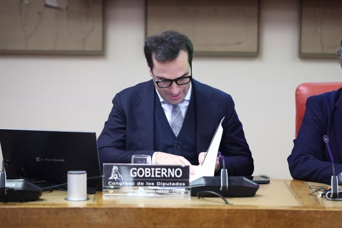 El vicepresidente primero del Gobierno y ministro de Economía, Comercio y Empresa, Carlos Cuerpo, durante su comparecencia a petición propia ante la Comisión de Economía, Comercio y Transformación Digital para informar sobre el Plan de Respuesta y de Rela