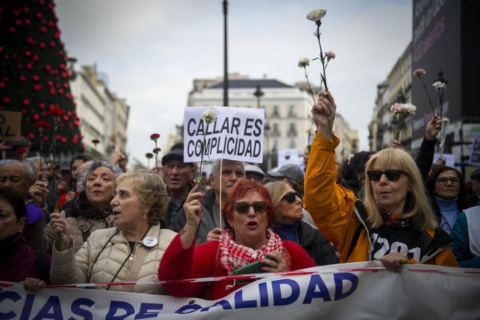Archivo - Varias personas durante una manifestación de Marea de Residencias, a 23 de noviembre de 2024, en Madrid (España).