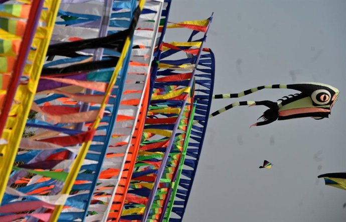 Archivo - Imagen de archivo de un festival de cometas en València