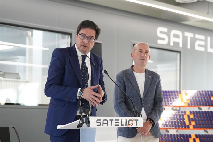 El ministro para la Transformación Digital y de la Función Pública, Óscar López, y el ceo de Sateliot, Jaume Sanpere