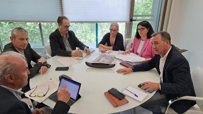 Reunión entre el alcalde de Riba-roja de Túria, Robert Raga, la concejal de Urbanismo, Teresa Pozuelo, y directores generales de la Conselleria de Sanidad