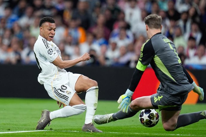 Kylian Mbappé, do Real Madrid CF, chuta durante a partida de ida das quartas de final da Liga dos Campeões da UEFA 2025/26 entre o Real Madrid CF e o Bayern de Munique, no Estádio Bernabéu, em 7 de abril de 2026, em Madri, Espanha.