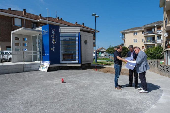 El consejero de Cultura, Turismo y Deporte, Luis Martínez Abad, inaugura la nueva oficina de turismo de Argoños.