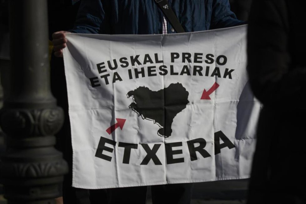 Archivo - Un hombre con una pancarta en una movilización en apoyo a los presos de ETA, a 31 de diciembre de 2021, en Pamplona, Navarra, (España).