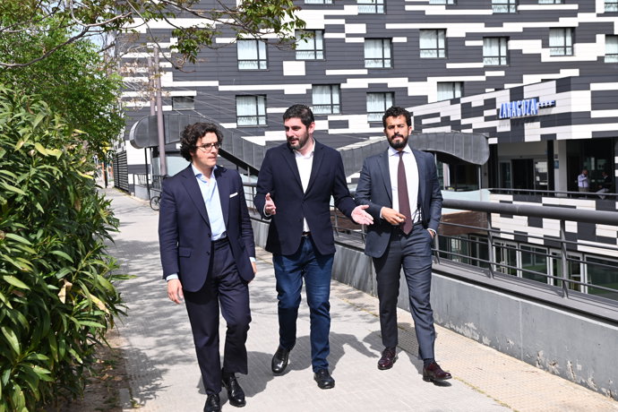El  líder de VOX en Aragón, Alejandro Nolasco (c), acompañado del secretario general de Vox en el Congreso de los Diputados, José María Figaredo (i), y el diputado de Vox en el Congreso de los Diputados, Carlos Hernández Quero (d), al término del 