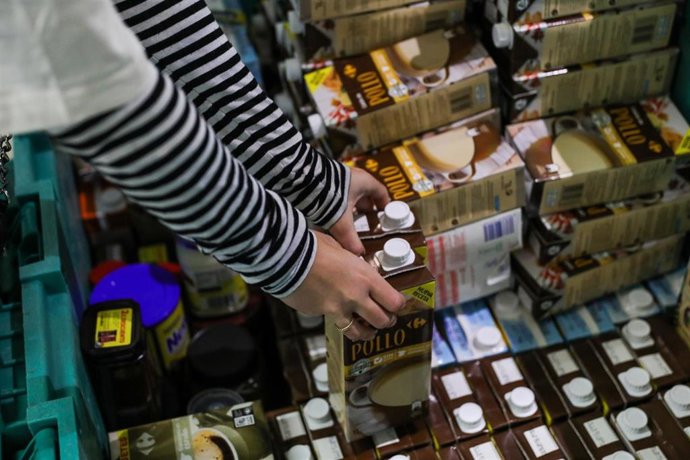 Archivo - Voluntarios colocan los alimentos donados.