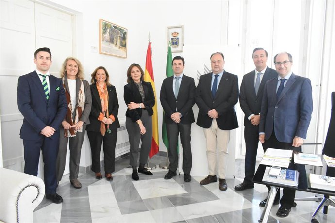 El rector de la UCA con representantes de la Fundación Registral.